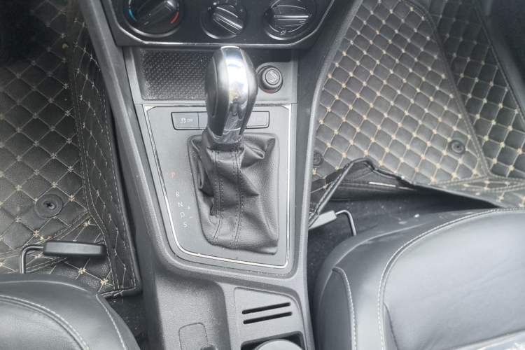 Used Volkswagen Gran Lavida 2015 1.6L Automatic Comfort Edition Gear Lever