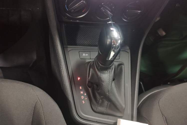 Used Volkswagen Gran Lavida 2015 1.6L Automatic Fashion Edition Gear Lever