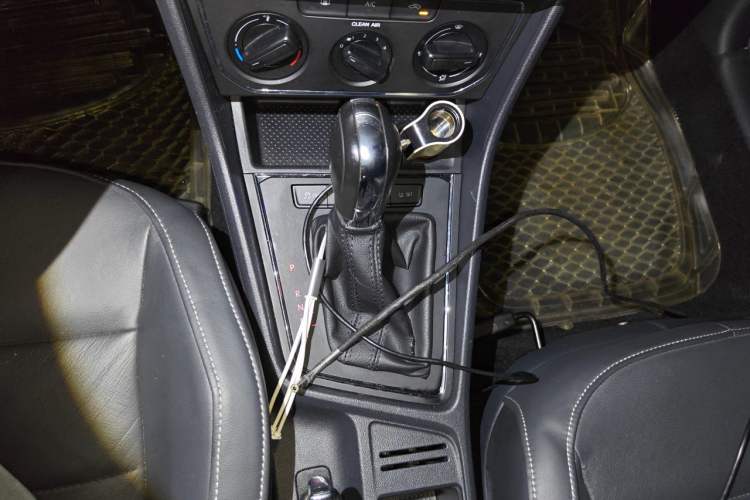 Used Volkswagen Gran Lavida 2015 1.6L Automatic Comfort Edition Gear Lever