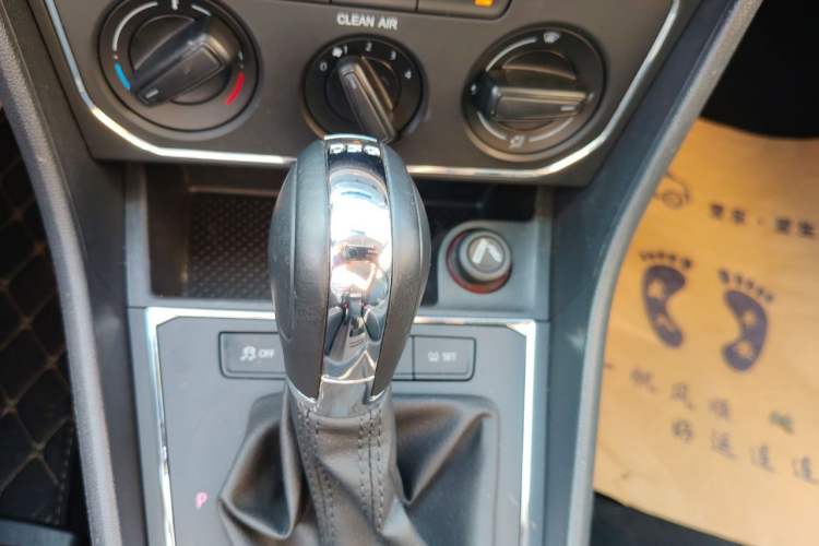Used Volkswagen Gran Lavida 2015 230TSI DSG Comfort Edition Gear Lever