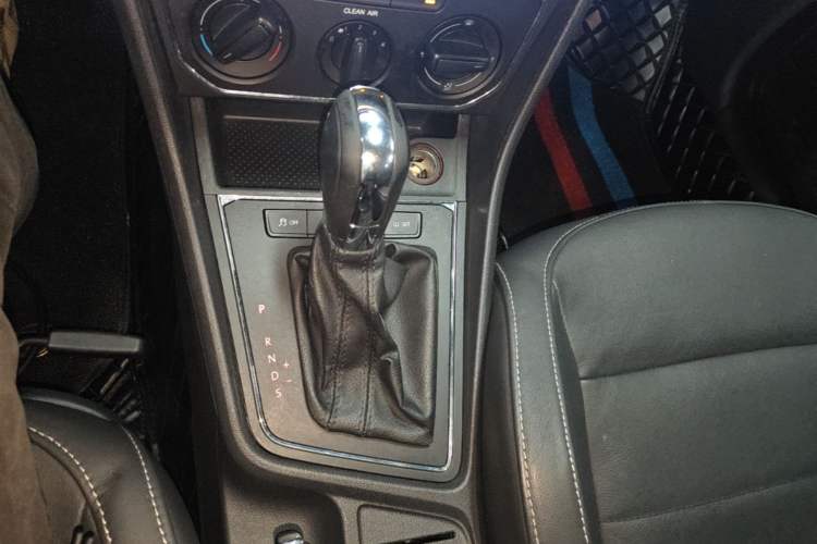 Used Volkswagen Gran Lavida 2015 1.6L Automatic Comfort Edition Gear Lever