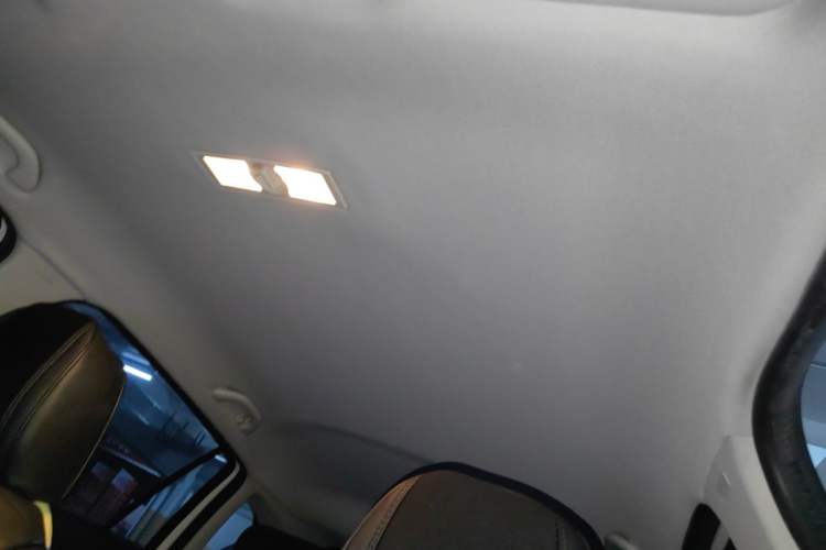 Used Volkswagen Gran Lavida 2015 1.6L Automatic Fashion Edition Headliner