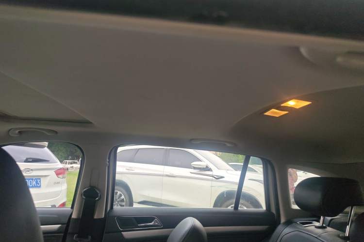 Used Volkswagen Gran Lavida 2015 1.6L Manual Comfort Edition Headliner