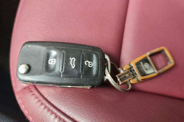 Used Volkswagen Gran Lavida 2015 1.6L Automatic Fashion Edition Interior 1