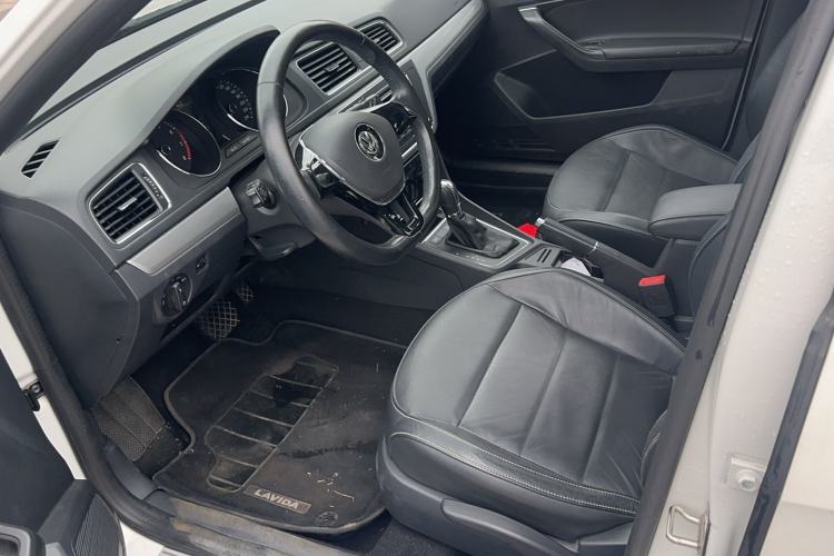 Used Volkswagen Gran Lavida 2015 1.6L Automatic Comfort Edition Interior 2