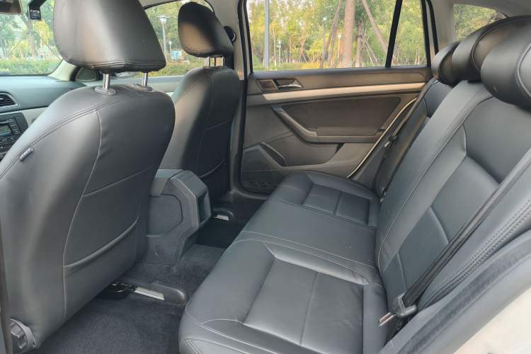 Used Volkswagen Gran Lavida 2015 1.6L Automatic Fashion Edition Interior 2