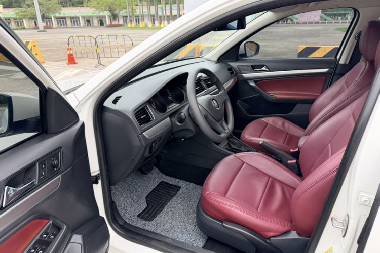 Used Volkswagen Gran Lavida 2015 1.6L Automatic Fashion Edition Interior 2