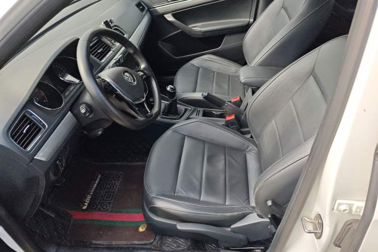 Used Volkswagen Gran Lavida 2015 1.6L Manual Comfort Edition Interior 2