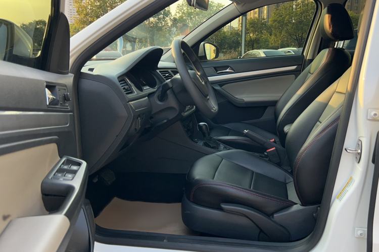 Used Volkswagen Gran Lavida 2015 1.6L Automatic Fashion Edition Interior 2