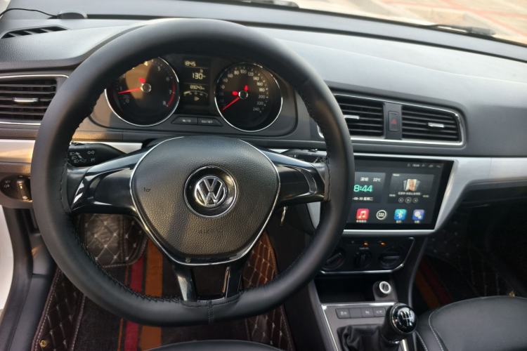 Used Volkswagen Gran Lavida 2015 1.6L Manual Comfort Edition Interior 3
