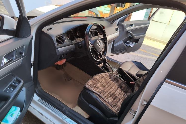 Used Volkswagen Gran Lavida 2015 1.6L Automatic Comfort Edition Interior 3