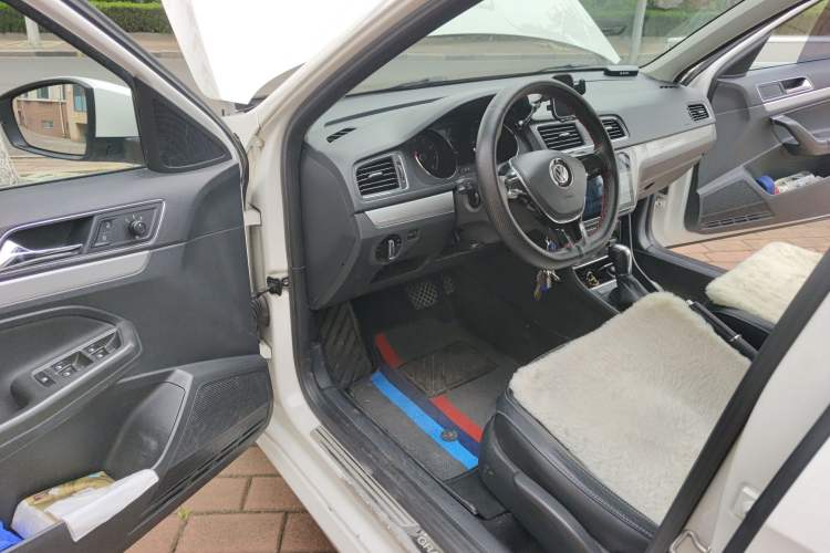 Used Volkswagen Gran Lavida 2015 1.6L Automatic Comfort Edition Interior 3