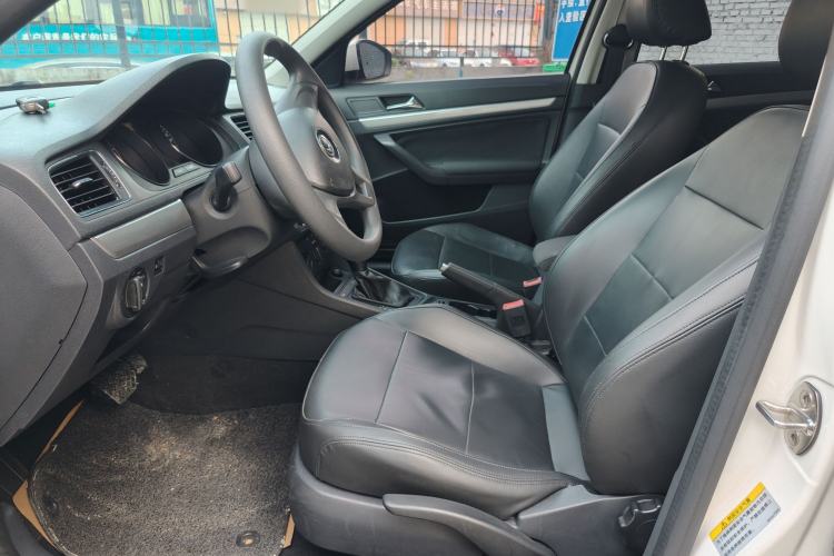 Used Volkswagen Gran Lavida 2015 1.6L Automatic Fashion Edition Interior 3