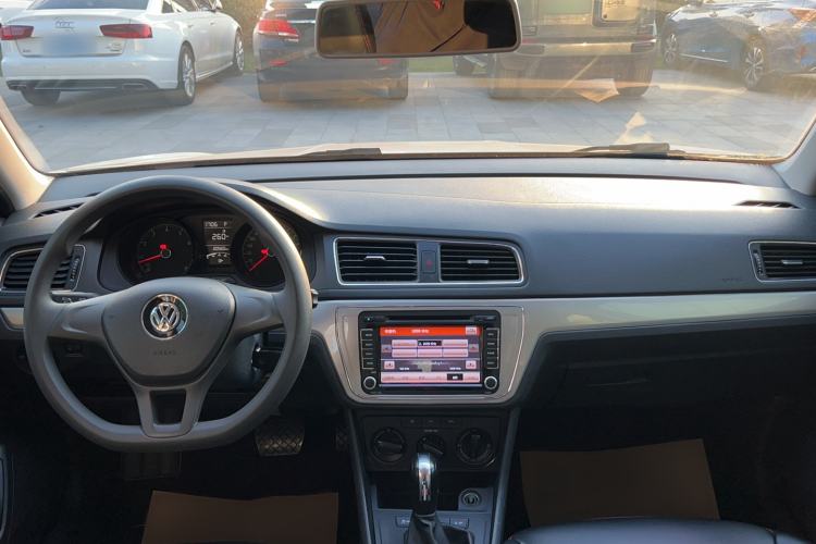 Used Volkswagen Gran Lavida 2015 1.6L Automatic Fashion Edition Interior 3
