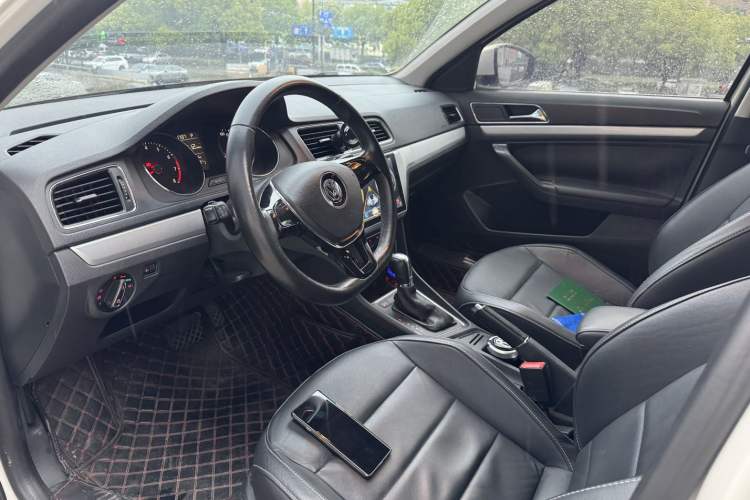 Used Volkswagen Gran Lavida 2015 1.6L Automatic Comfort Edition Interior 3