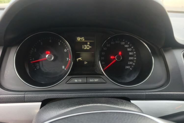 Used Volkswagen Gran Lavida 2015 1.6L Manual Comfort Edition Interior 4