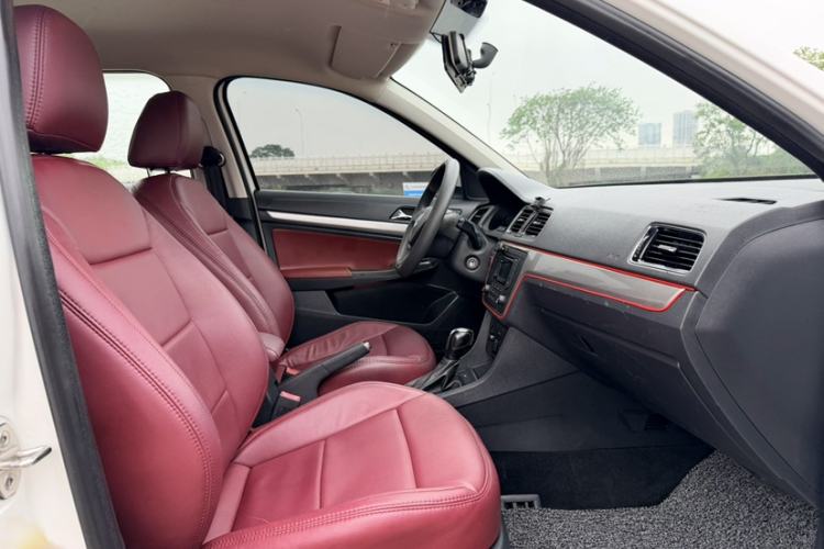 Used Volkswagen Gran Lavida 2015 1.6L Automatic Fashion Edition Interior 5