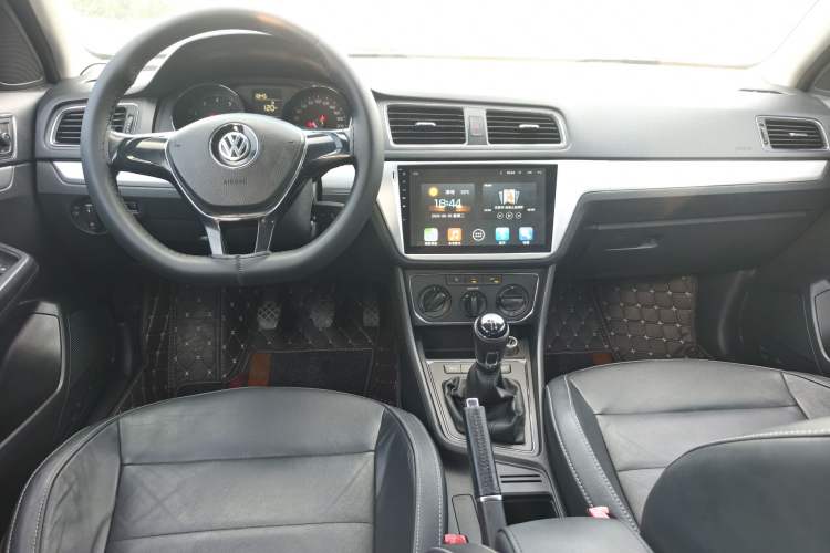 Used Volkswagen Gran Lavida 2015 1.6L Manual Comfort Edition Interior 8