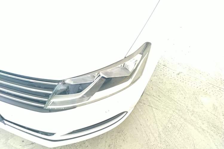 Used Volkswagen Gran Lavida 2015 1.6L Automatic Comfort Edition Left Front Headlight