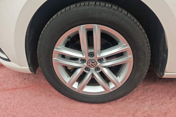 Used Volkswagen Gran Lavida 2015 1.6L Automatic Comfort Edition Left Front Wheel Hub