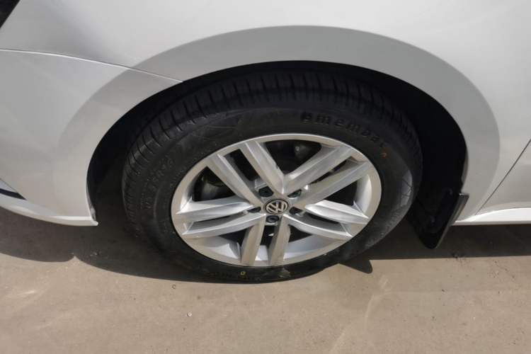 Used Volkswagen Gran Lavida 2015 1.6L Manual Comfort Edition Left Front Wheel Hub