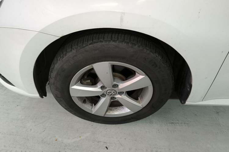 Used Volkswagen Gran Lavida 2015 1.6L Automatic Fashion Edition Left Front Wheel Hub