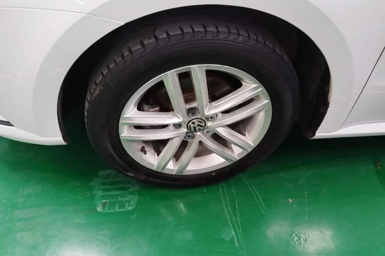 Used Volkswagen Gran Lavida 2015 1.6L Manual Comfort Edition Left Front Wheel Hub