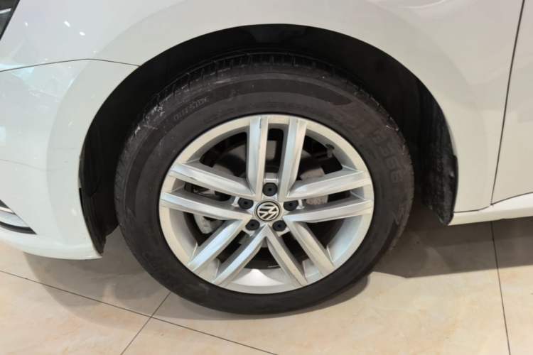 Used Volkswagen Gran Lavida 2015 1.6L Automatic Comfort Edition Left Front Wheel Hub