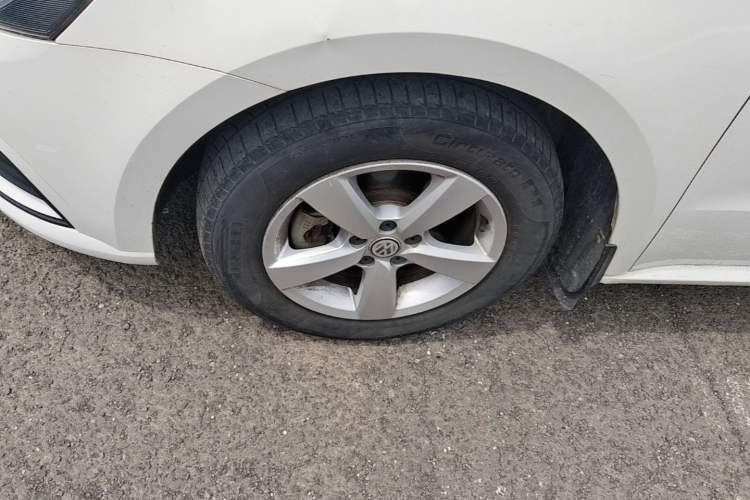 Used Volkswagen Gran Lavida 2015 1.6L Automatic Fashion Edition Left Front Wheel Hub