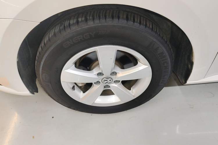 Used Volkswagen Gran Lavida 2015 1.6L Automatic Fashion Edition Left Front Wheel Hub