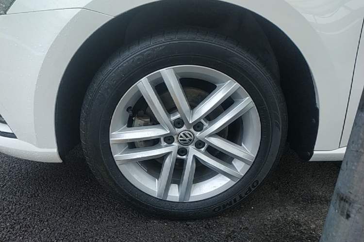 Used Volkswagen Gran Lavida 2015 1.6L Automatic Comfort Edition Left Front Wheel Hub