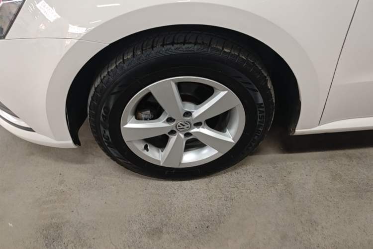 Used Volkswagen Gran Lavida 2015 1.6L Automatic Fashion Edition Left Front Wheel Hub