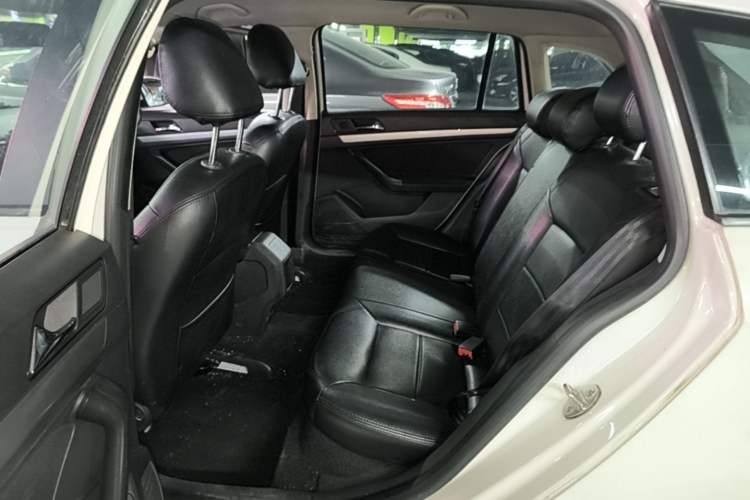 Used Volkswagen Gran Lavida 2015 1.6L Automatic Fashion Edition Left Rear Seat