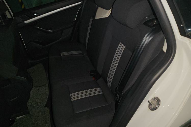 Used Volkswagen Gran Lavida 2015 1.6L Automatic Fashion Edition Left Rear Seat