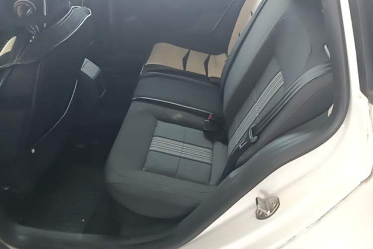 Used Volkswagen Gran Lavida 2015 1.6L Automatic Fashion Edition Left Rear Seat
