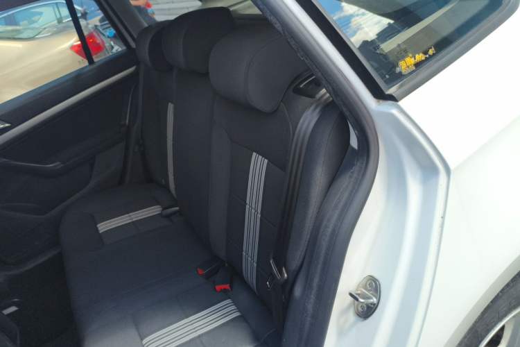 Used Volkswagen Gran Lavida 2015 1.6L Automatic Fashion Edition Left Rear Seat