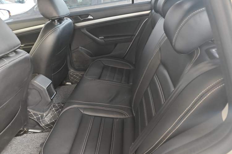 Used Volkswagen Gran Lavida 2015 1.6L Automatic Fashion Edition Left Rear Seat