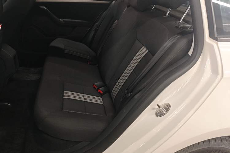 Used Volkswagen Gran Lavida 2015 1.6L Automatic Fashion Edition Left Rear Seat