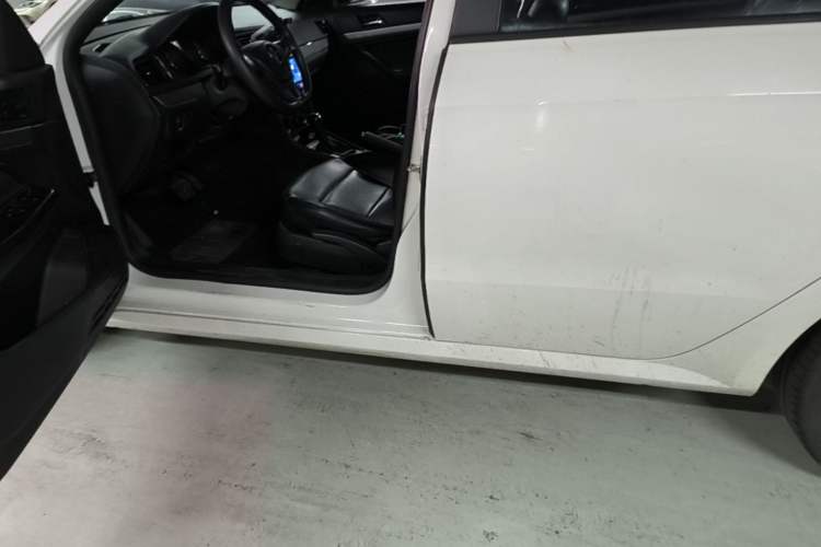 Used Volkswagen Gran Lavida 2015 1.6L Automatic Fashion Edition Left Side Sill