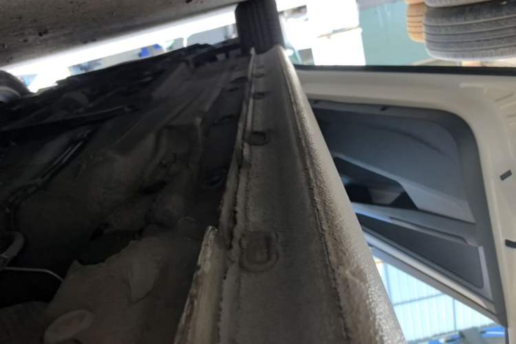 Used Volkswagen Gran Lavida 2015 1.6L Automatic Fashion Edition Left Side Sill