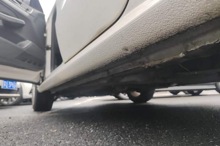 Used Volkswagen Gran Lavida 2015 1.6L Automatic Comfort Edition Left Side Sill