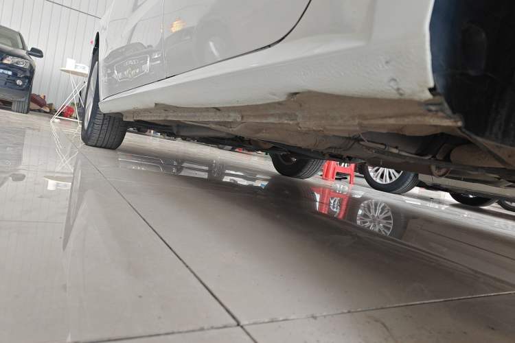 Used Volkswagen Gran Lavida 2015 1.6L Automatic Fashion Edition Left Side Sill