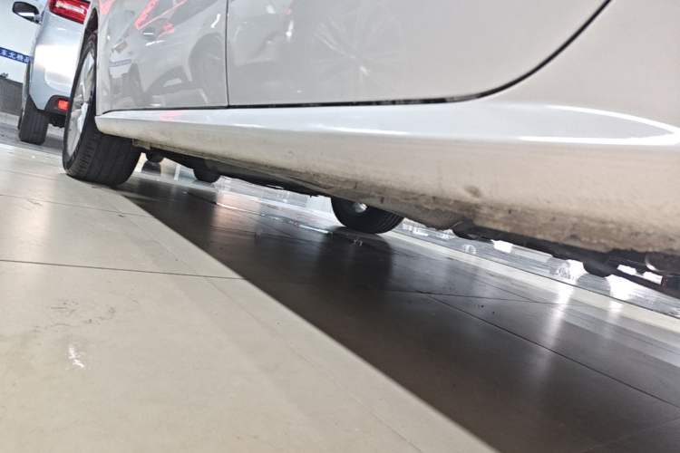 Used Volkswagen Gran Lavida 2015 1.6L Automatic Comfort Edition Left Side Sill
