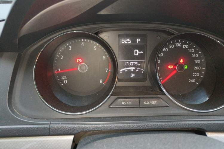 Used Volkswagen Gran Lavida 2015 1.6L Automatic Comfort Edition Odometer Close Up