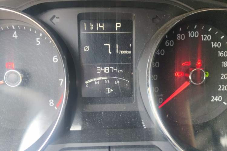 Used Volkswagen Gran Lavida 2015 1.6L Automatic Comfort Edition Odometer Close Up