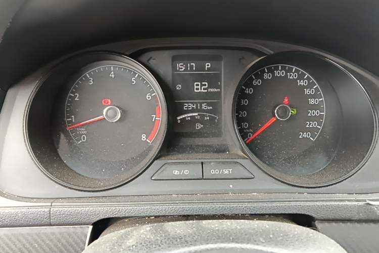 Used Volkswagen Gran Lavida 2015 1.6L Automatic Fashion Edition Odometer Close Up