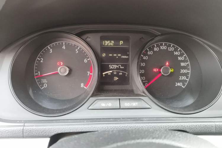 Used Volkswagen Gran Lavida 2015 1.6L Automatic Fashion Edition Odometer Close Up