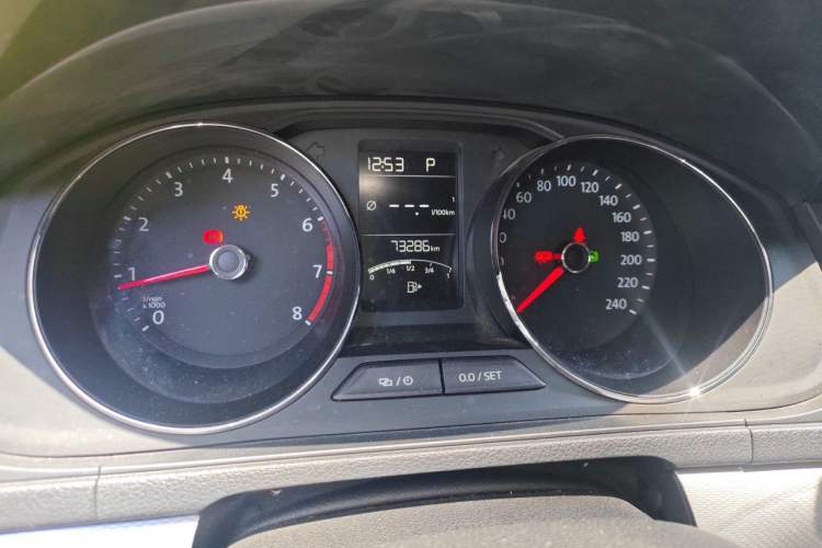 Used Volkswagen Gran Lavida 2015 1.6L Automatic Comfort Edition Odometer Close Up