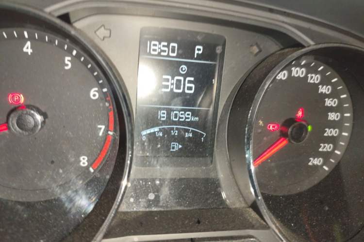 Used Volkswagen Gran Lavida 2015 1.6L Automatic Comfort Edition Odometer Close Up