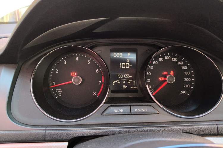 Used Volkswagen Gran Lavida 2015 1.6L Automatic Comfort Edition Odometer Close Up